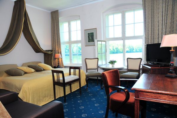 Schlosshotel Podewils (Polanów)